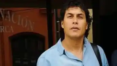 El insólito cruce en una estación de servicio que salpica a un intendente