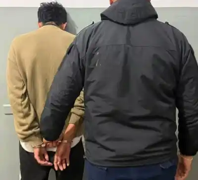Se deshizo de la ropa para escapar pero la Policía lo atrapó: qué escondía