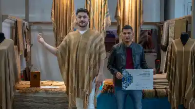 Tejió un poncho de vicuña durante cuatro meses y se llevó el máximo premio en Catamarca