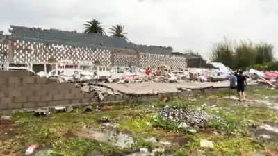 Se derrumbó un súper chino por la tormenta en Delfín Gallo: heridos leves e intentos de saqueo