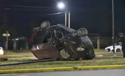Volcó en la Perón y quedó atrapado: el insólito final de la Kangoo azul