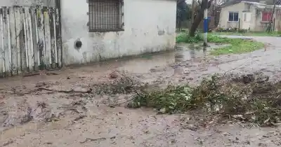 Vivir en un pantano: el drama de los vecinos de 604 bis y 5 tras cada tormenta