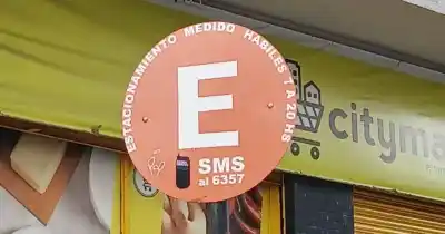 La Plata: carteles del estacionamiento medido mienten sobre el horario y los vecinos pagan de más