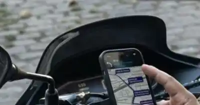 Lo citaron para un viaje y terminó descalzo: el violento asalto a un Uber moto en el Teresa de Calcuta