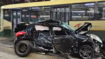 Impactante choque en Palermo: colectivo de la línea 111 aplastó a un auto y dejó dos mujeres heridas