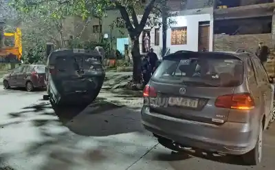 Se subió alcoholizado al auto, perdió el control y volcó una camioneta estacionada en Coronel Arias
