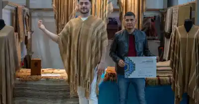 El secreto mejor guardado de Laguna Blanca: un poncho de 490 gramos que tardó 4 meses en nacer