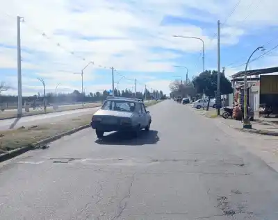 Cruzó detrás de un colectivo y un auto lo embistió: el dramático momento en avenida Fuerza Aérea