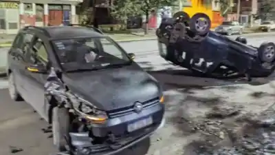 Se estacionó en el lugar equivocado: una Ford EcoSport terminó volcada por un conductor alcoholizado