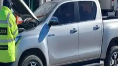 Iban a cruzar la frontera con una Hilux robada: el insólito error que las delató