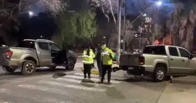 Una camioneta casi cae al canal en el Parque San Martín: el choque que complicó el tránsito