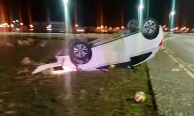Volcó en la doble trocha y el alcoholímetro la delató: 2,1 gramos