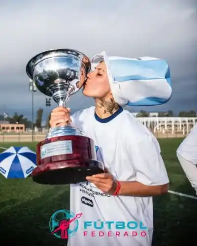 ¿Sabés quién es la riojana que acaba de hacer historia en el fútbol argentino?