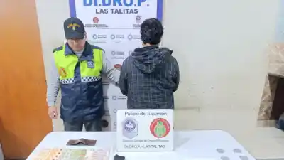 Lo vieron manipulando droga en plena calle y escapó a su casa: el insólito final