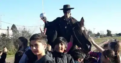 El adiós al Zorro Solidario: el héroe que visitaba hospitales y comedores con una sola misión
