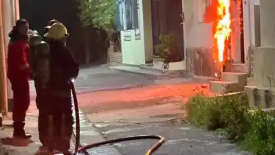 Un cortocircuito en un gabinete de medidores desató el fuego en departamentos de la Capital