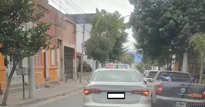 Un taxi bloqueó la salida de un garaje y el dueño estalló: "Estacionate donde quieras"