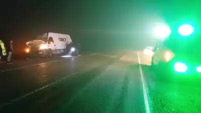 La niebla y el barro jugaron una mala pasada: un furgón quedó varado en la banquina de la ruta 3