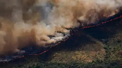 El video que muestra cómo el fuego obligó a huir a todo un pueblo en España