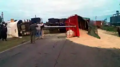 Un camión cargado de arroz volcó en la ruta 18 y el conductor terminó en el hospital
