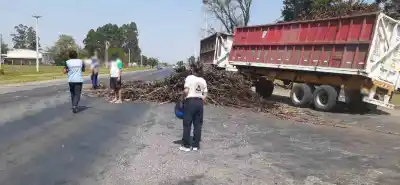 Un camión volcó su carga al esquivar a una moto en Monteros