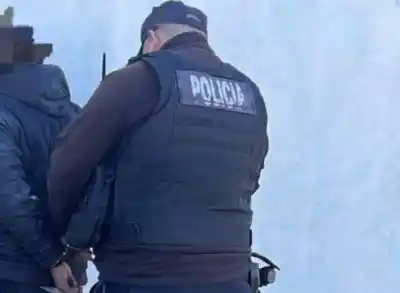 Fue a la comisaría a preguntar por un amigo y terminó preso
