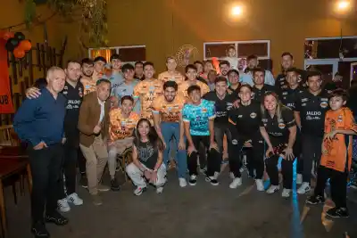 Una noche de gala para el “Naranja”: así fue la presentación del equipo y la indumentaria 2025/2026
