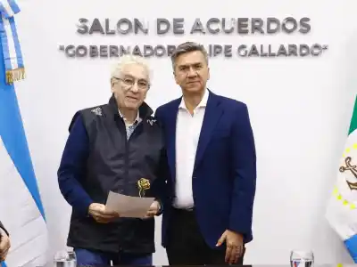 El orfebre de la paz: Pallarols donó una rosa hecha con proyectiles de guerra para restaurar bosques en Chaco