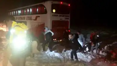 La nieve no da tregua: un colectivo de Sportman terminó varado en la Ruta 43
