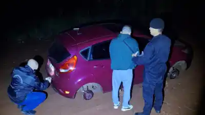 Un auto sin ruedas y sobre tacos en Oberá: lo que la policía descubrió al verificar su origen