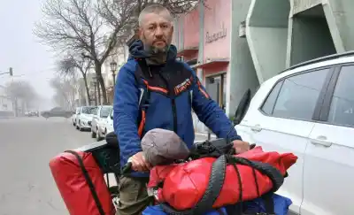 Pedalea 120 km por día para huir de la crisis: la historia de Diego, el ciclista que busca un nuevo comienzo
