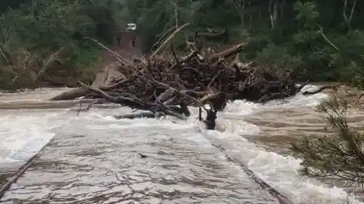 La furia del Piray Miní: el agua aisló un puente clave y el tránsito quedó suspendido