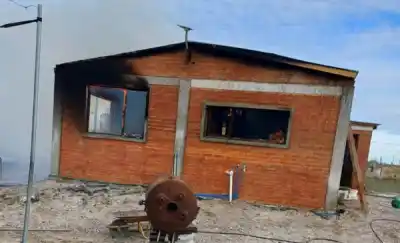 Un desperfecto en una salamandra desató un incendio devastador en una vivienda de Trelew