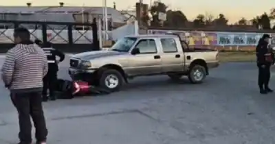 Impactante choque en Tavella: una moto quedó atrapada debajo de una camioneta