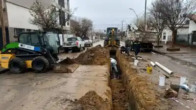 Cambian cañería cloacal en calle Córdoba: el detalle que no te contaron