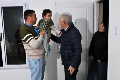 Ni se lo esperaban: dos familias de Navia fueron a recibir un papel y se fueron con las llaves de su casa nueva