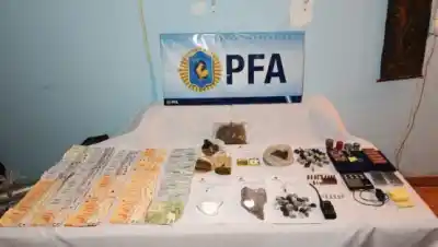La policía encontró esto en una casa de Comodoro: más de un kilo de droga y un arsenal