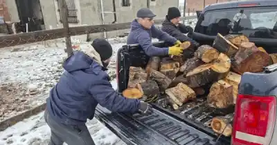 Llegó un nuevo cargamento de leña: los barrios de Río Gallegos que recibirán asistencia