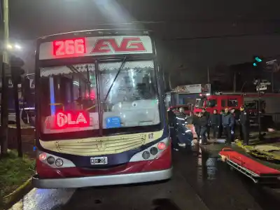 Chocó contra un colectivo en Temperley y terminó internado con múltiples heridas