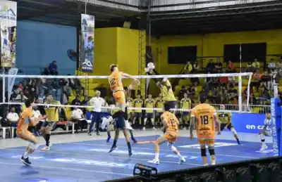 El mejor vóley del país arrancó en un Polideportivo colmado y con entrada gratuita