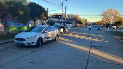 Un fuerte impacto en pleno microcentro: dos autos chocaron en una transitada esquina de Comodoro