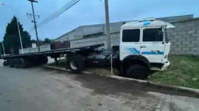 Reparaba su camión en un parque industrial y el vehículo lo aplastó: murió en el acto