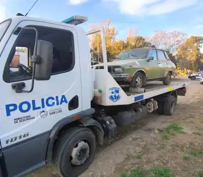 Un Renault 12 que escapó de la Policía y casi atropella a un efectivo fue secuestrado en un allanamiento