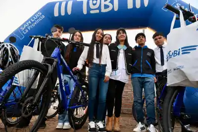 El gobernador Poggi sorprendió a siete alumnos de Navia con un regalo que los hará pedalear sin parar