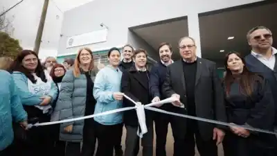 Mientras Milei se reúne con magnates, Kicillof inaugura obras y lo cruza con dureza