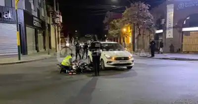 El siniestro que dejó una moto bajo un auto en pleno microcentro salteño