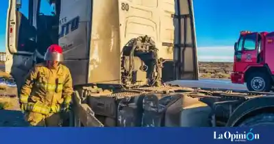 Un camión perdió el control por el hielo en la rotonda norte de Caleta Olivia: lo que hicieron los bomberos