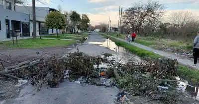 Vecinos de Los Hornos, desesperados: una pérdida de agua que nunca se termina de arreglar