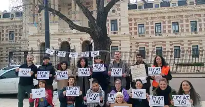 Convocaron a la comunidad y se plantaron frente a la Gobernación: el reclamo que une a los acompañantes terapéuticos