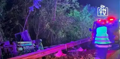 Volcó en la Cuesta del 25 y quedó atrapado: el dramático rescate de los bomberos